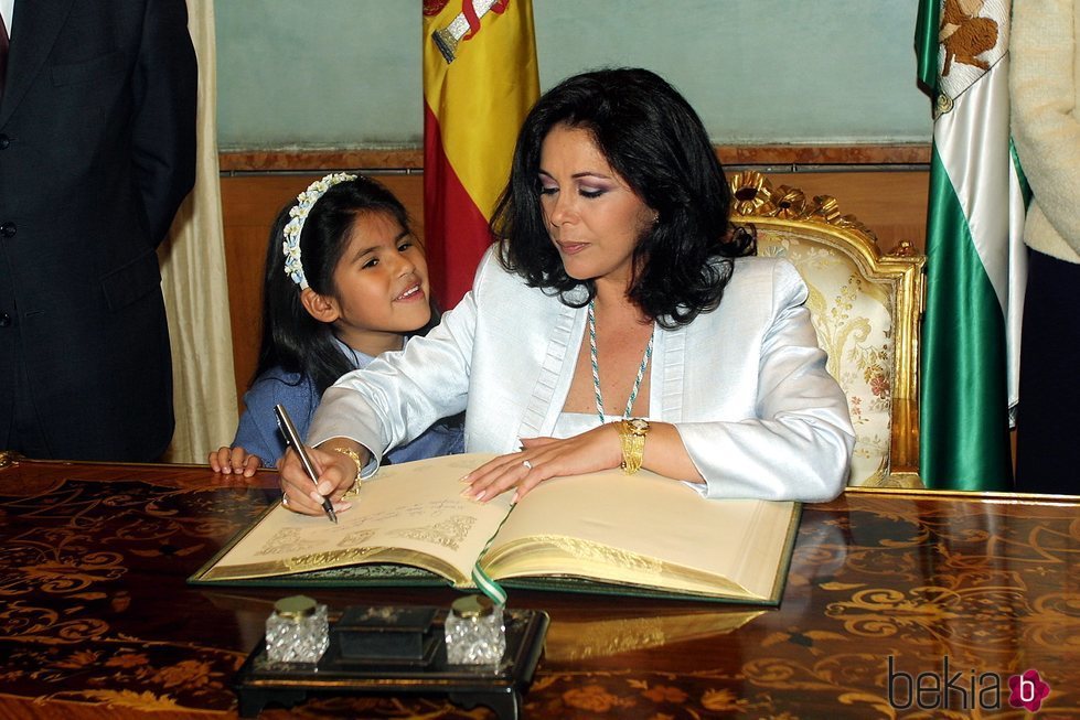 Chabelita de pequeña con su madre Isabel Pantoja en 2003