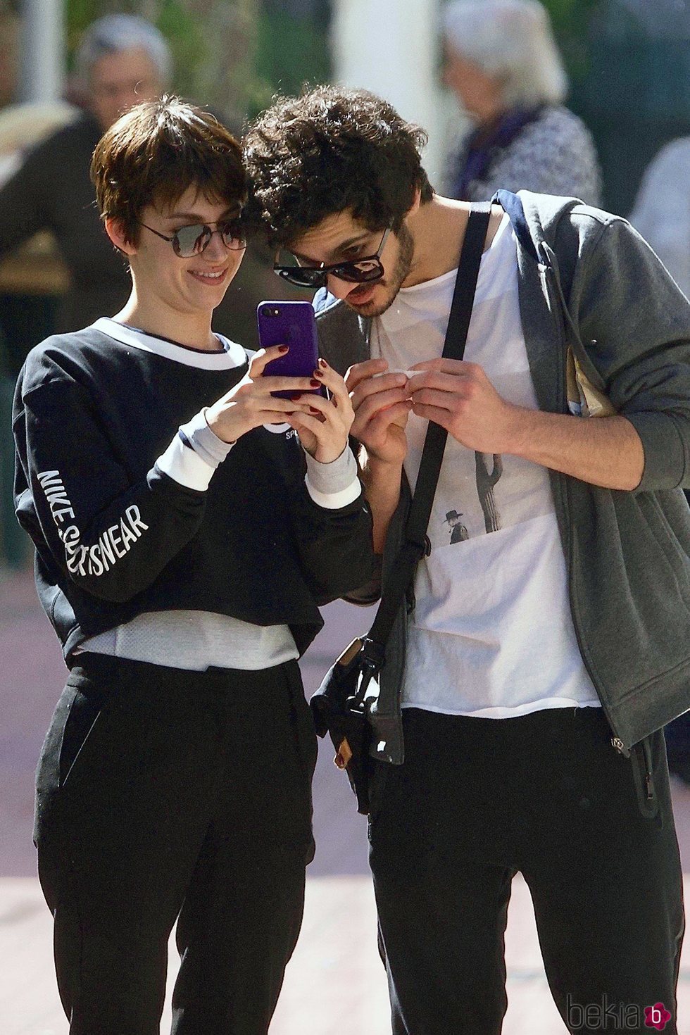 Chino Darín y Úrsula Corberó se parten de risa mientras miran sus móviles en Málaga