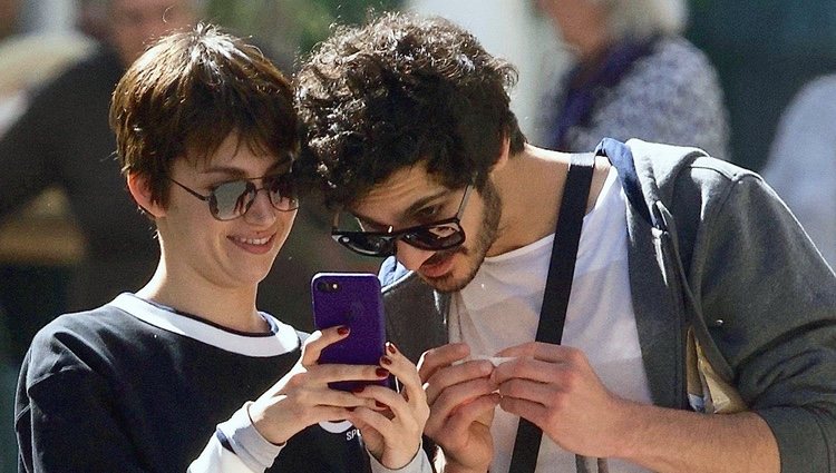 Chino Darín y Úrsula Corberó se parten de risa mientras miran sus móviles en Málaga