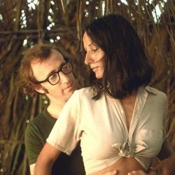 Naty Abascal y Woody Allen durante el rodaje de 'Bananas'