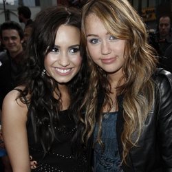 Demi Lovato y Miley Cyrus posando juntas en 2009