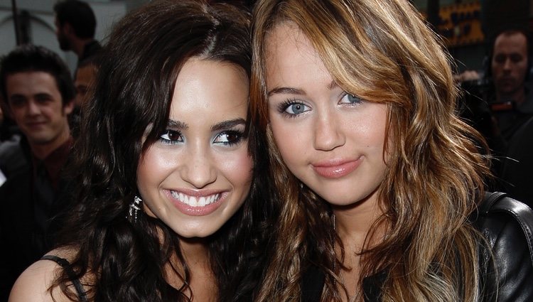 Demi Lovato y Miley Cyrus posando juntas en 2009