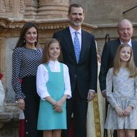 Los Reyes Felipe y Letizia junto a sus hijas Sofía y Leonor, y Don Juan Carlos y Doña Sofía en la Misa de Pascua de Palma 2018