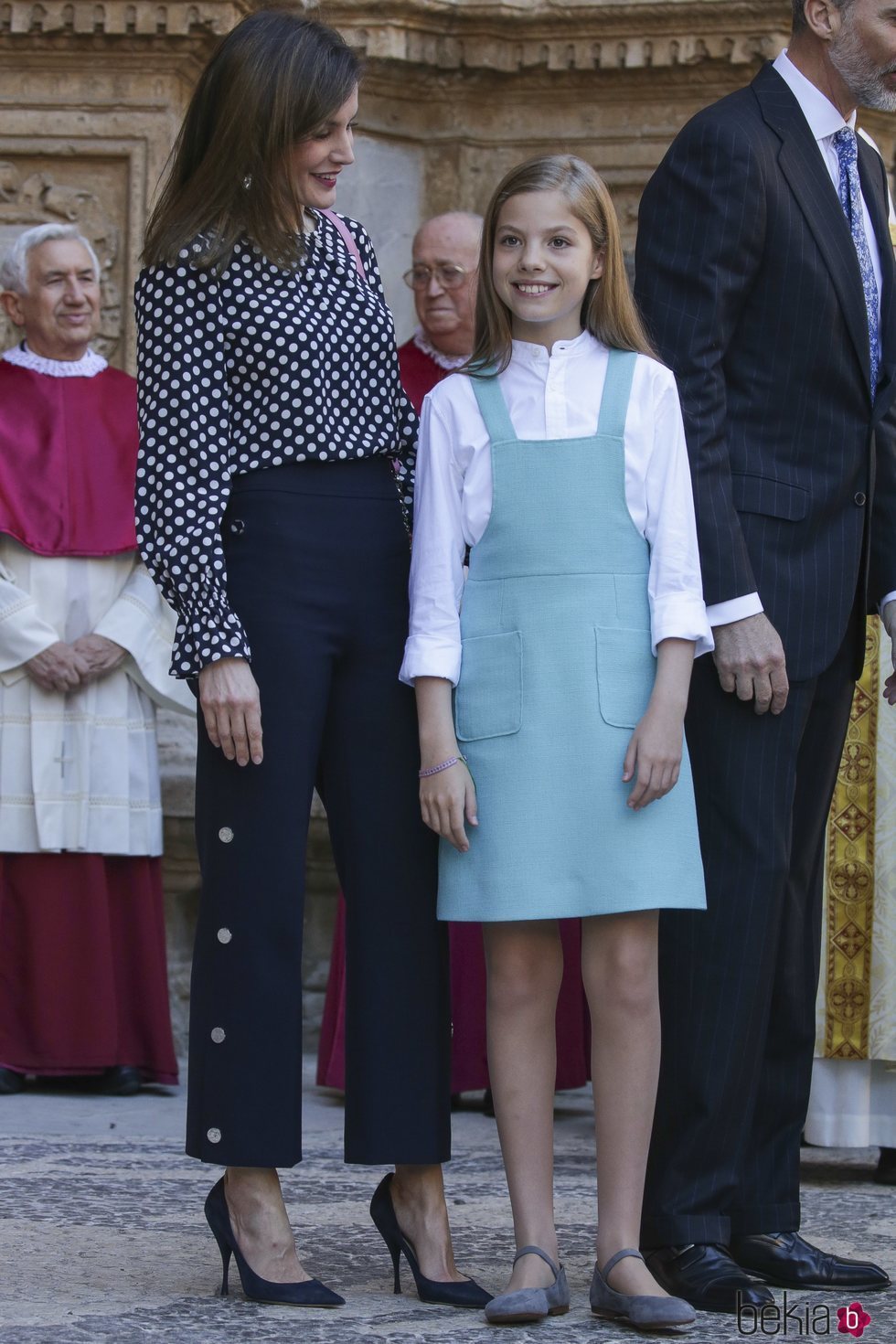 La Reina Letizia junto a la Infanta Sofía en la Misa de Pascua 2018