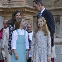 La Princesa Leonor y la Infanta Sofía junto a los Reyes Felipe VI y Letizia en la Misa de Pascua 2018