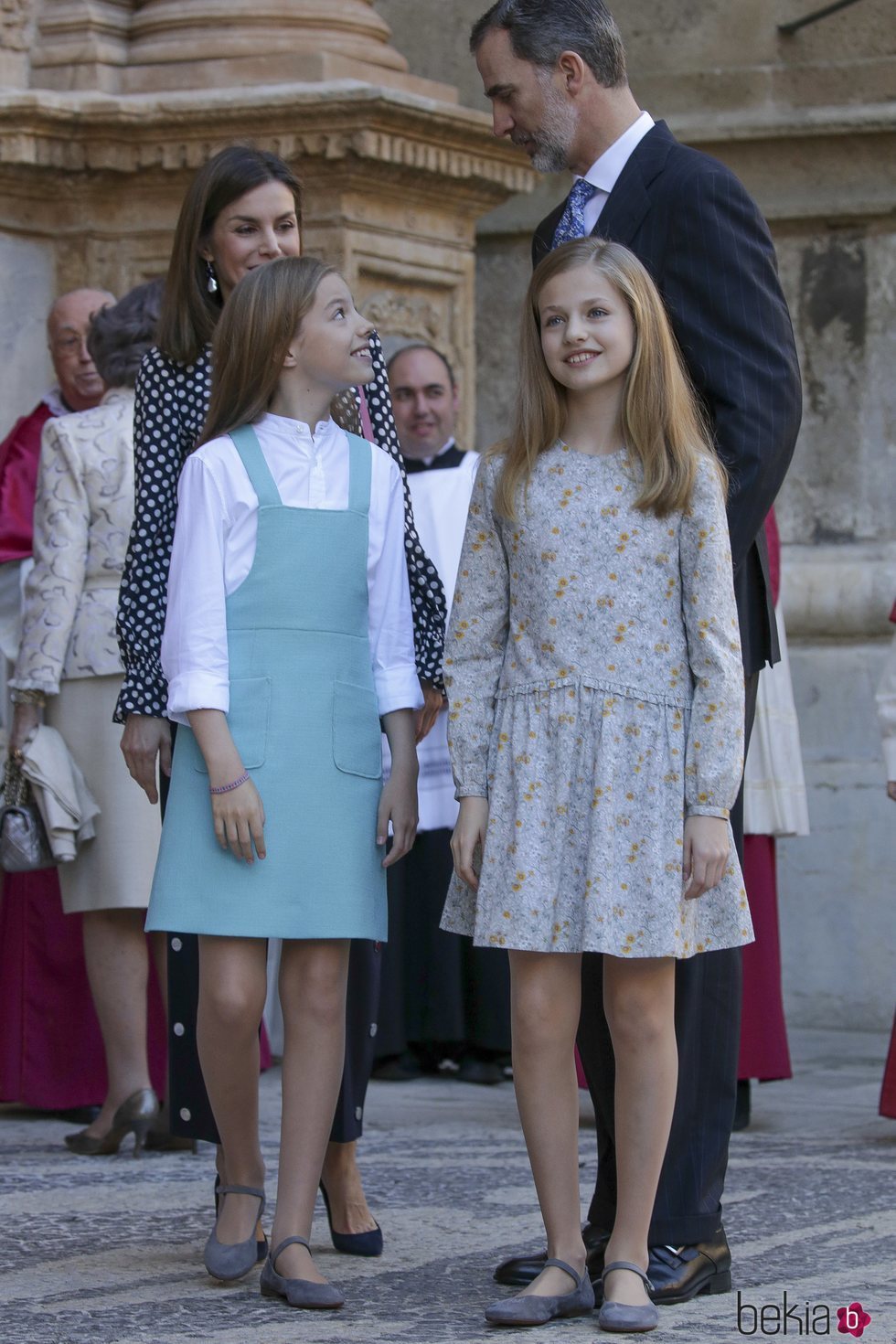La Princesa Leonor y la Infanta Sofía junto a los Reyes Felipe VI y Letizia en la Misa de Pascua 2018