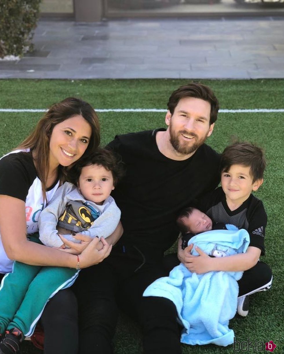 Leo Messi y Antonella Roccuzzo junto a Thiago, Mateo y Ciro