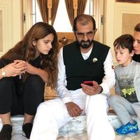 El Emir de Dubai junto a su segunda esposa, Haya de Jordania, y dos de sus hijos