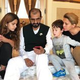 El Emir de Dubai junto a su segunda esposa, Haya de Jordania, y dos de sus hijos