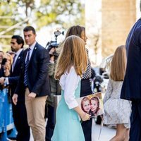 La Infanta Sofía con un puzzle con su cara y la de la Princesa Leonor en la Misa de Pascua 2018