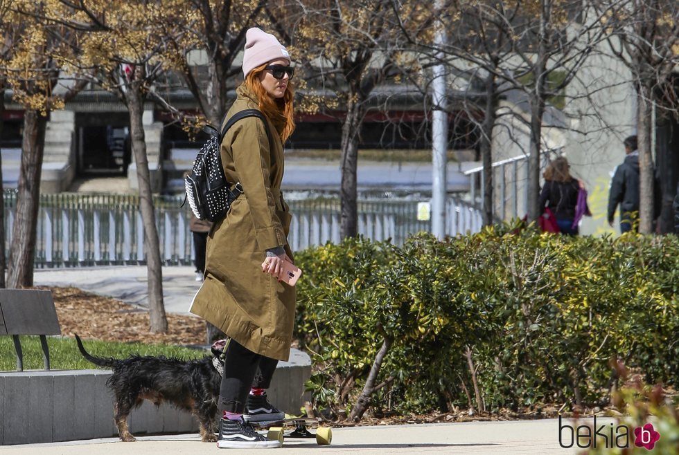 Blanca Suárez de paseo con su perro mientras practica skate