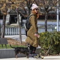 Blanca Suárez de paseo con su perro mientras practica skate