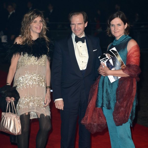 Martha, Ralph y Sophie Fiennes en la premiere de la película 'James