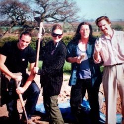 Joseph, Sophie, Michael Emery y Ralph Fiennes disfrutando del campo