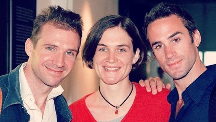 Ralph, Sophie y Joseph Fiennes muy sonrientes