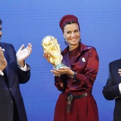 El Emir de Catar y su segunda esposa con el trofeo de la Copa Mundial de Fútbol