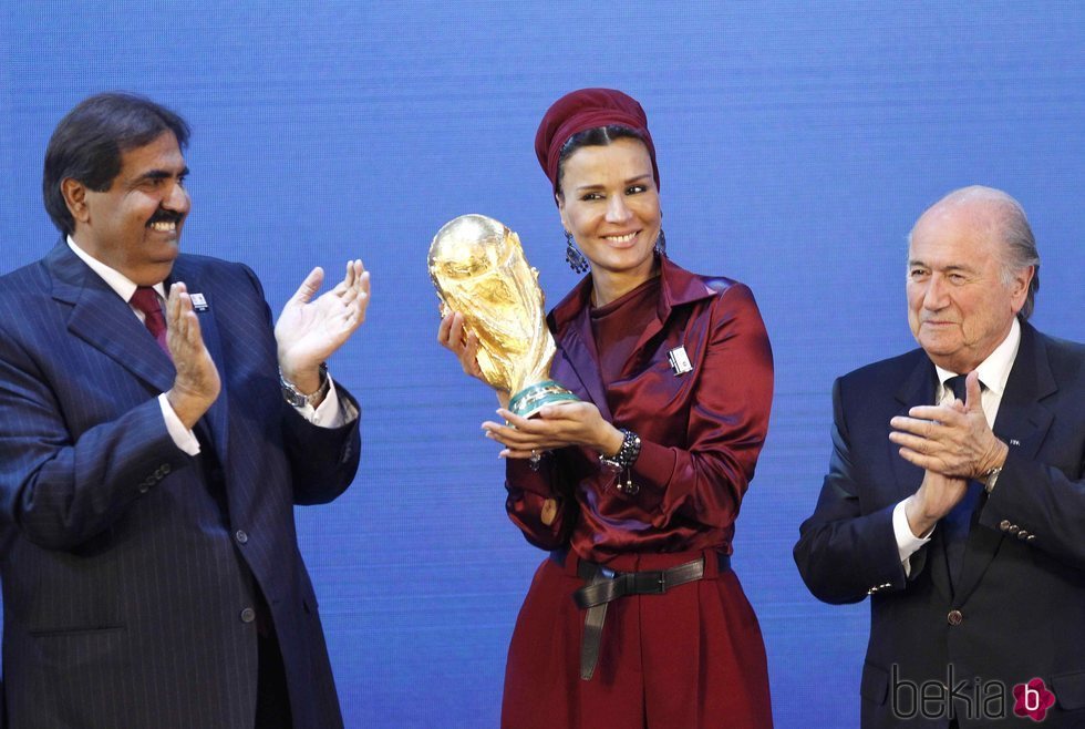 El Emir de Catar y su segunda esposa con el trofeo de la Copa Mundial de Fútbol