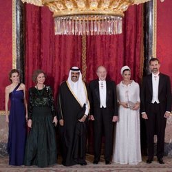 La Familia Real española posa en el Palacio Real junto a los Emires de Catar en 2011