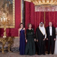 La Familia Real española posa en el Palacio Real junto a los Emires de Catar en 2011