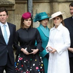 La Princesa Beatriz, la Princesa Ana, Sir Timothy Laurence, la Princesa Eugenia y Jack Brooksbank en la Misa de Pascua 2018