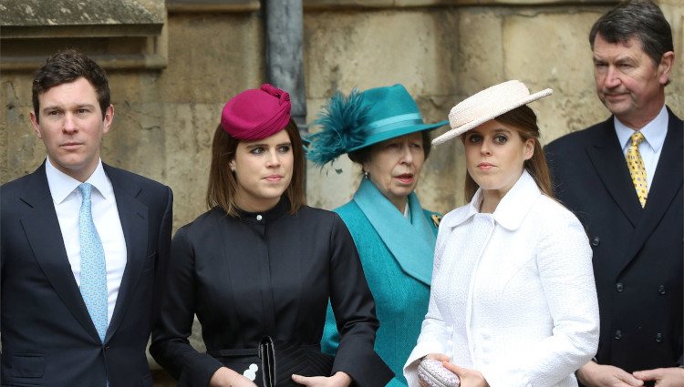 La Princesa Beatriz, la Princesa Ana, Sir Timothy Laurence, la Princesa Eugenia y Jack Brooksbank en la Misa de Pascua 2018