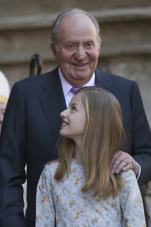 El Rey Juan Carlos, muy cariñoso con la Princesa Leonor en la Misa de Pascua 2018