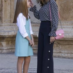 La Reina Letizia, muy cariñosa con la Infanta Sofía en la Misa de Pascua 2018