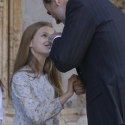 El Rey Felipe toca la nariz de la Princesa Leonor en la Misa de Pascua 2018