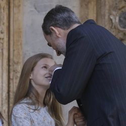 El Rey Felipe toca la nariz de la Princesa Leonor en la Misa de Pascua 2018
