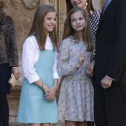 La Princesa Leonor y la Infanta Sofía, muy cómplices en la Misa de Pascua 2018