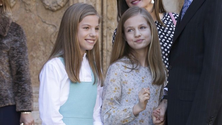 La Princesa Leonor y la Infanta Sofía, muy cómplices en la Misa de Pascua 2018