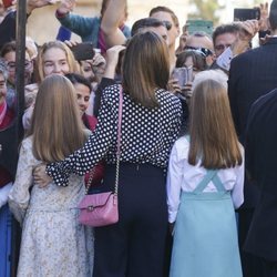 La Reina Letizia, la Princesa Leonor y la Infanta Sofía saludan a los ciudadanos en la Misa de Pascua 2018