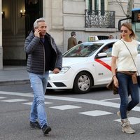 Imanol Arias e Irene Meritxell por las calles de Madrid