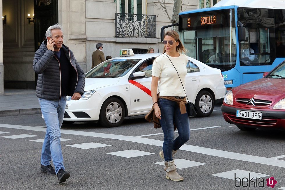 Imanol Arias e Irene Meritxell por las calles de Madrid