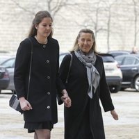 Cristina de Borbón-Dos Sicilias y su hija Victoria López de Quesada en la misa por el 25 aniversario de la muerte del Conde de Barcelona