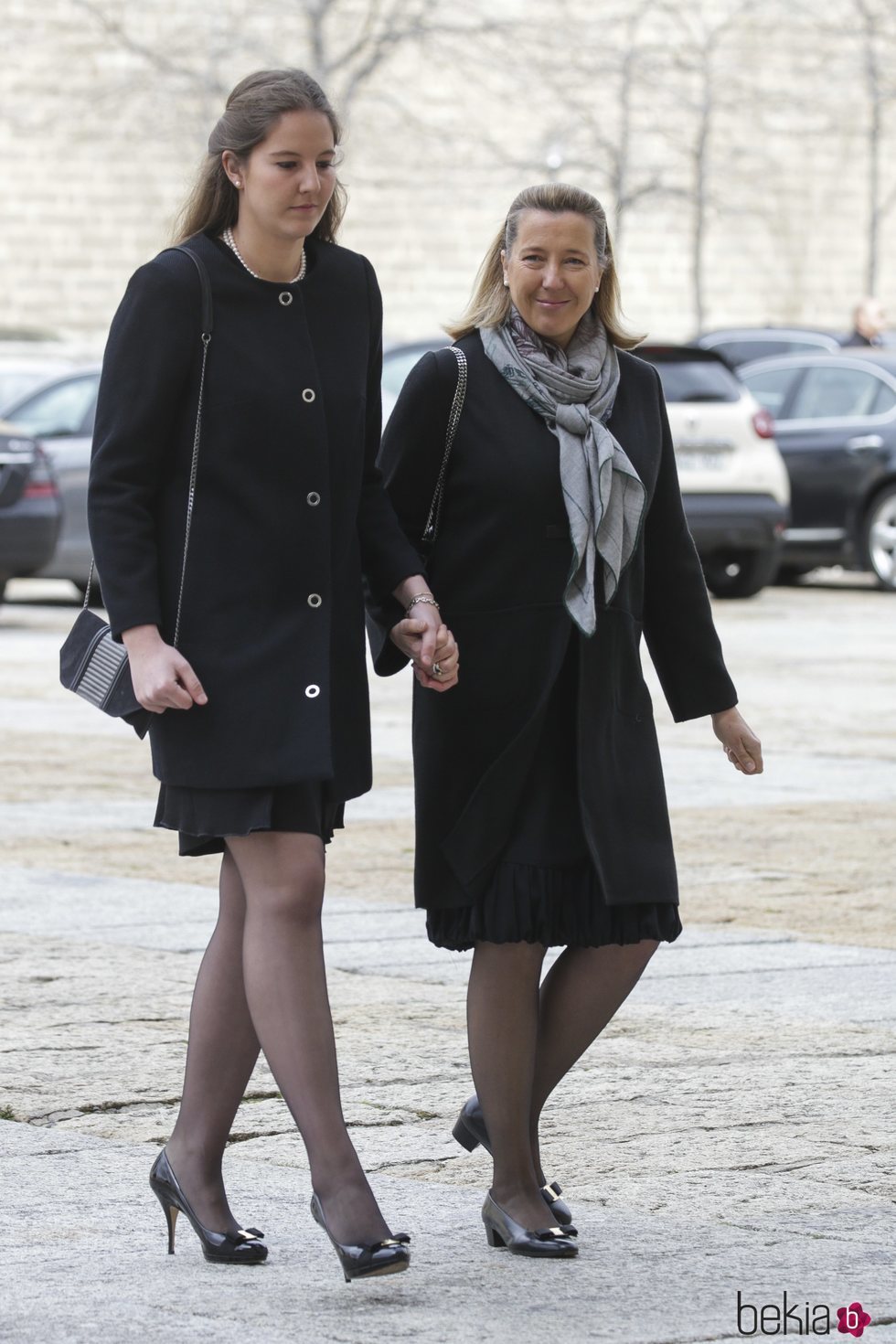Cristina de Borbón-Dos Sicilias y su hija Victoria López de Quesada en la misa por el 25 aniversario de la muerte del Conde de Barcelona