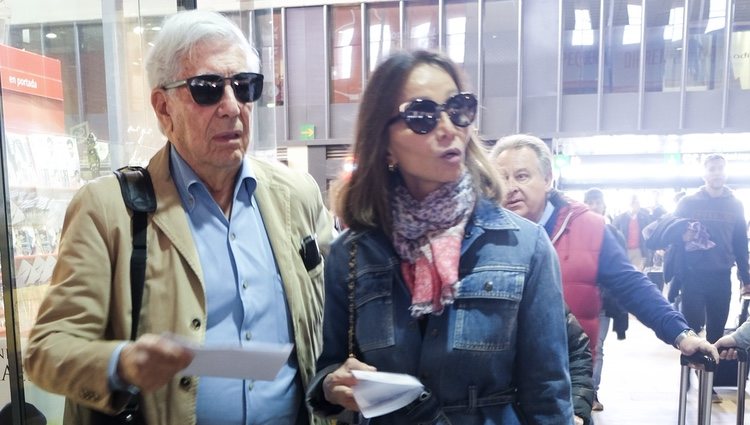 Isabel Preysler y Mario Vargas Llosa en la estación de tren