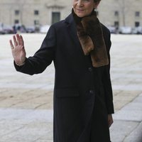 La Infanta Elena saludando a su llegada a la misa por el 25 aniversario de la muerte del Conde de Barcelona