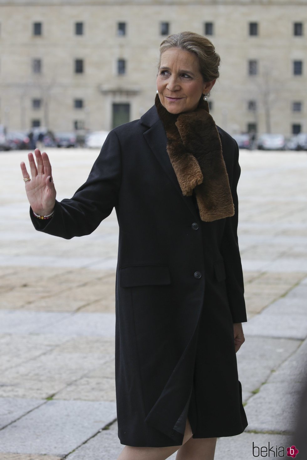La Infanta Elena saludando a su llegada a la misa por el 25 aniversario de la muerte del Conde de Barcelona