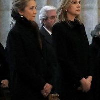 Las Infantas Elena y Cristina en la misa por el 25 aniversario de la muerte del Conde de Barcelona
