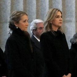 Las Infantas Elena y Cristina en la misa por el 25 aniversario de la muerte del Conde de Barcelona