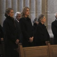 La Infanta Elena, la Infanta Cristina, Irene de Grecia, Carlos Zurita y la Infanta Margarita en la misa por el 25 aniversario de la muerte del Conde de Bar