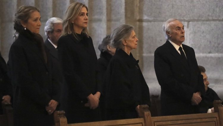 La Infanta Elena, la Infanta Cristina, Irene de Grecia, Carlos Zurita y la Infanta Margarita en la misa por el 25 aniversario de la muerte del Conde de Bar