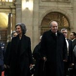 Los Reyes Juan Carlos y Sofía junto a Irene de Grecia en la misa por el 25 aniversario de la muerte del Conde de Barcelona