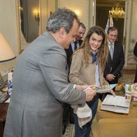 Alfred y Amaia reciben un regalo del embajador de Portugal en España