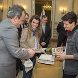Alfred y Amaia reciben un regalo del embajador de Portugal en España
