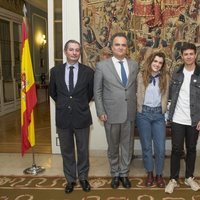Alfred y Amaia posan con el embajador de Portugal en España