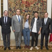 Alfred y Amaia posan con el embajador de Portugal en España