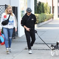 Joe Jonas y Sophie Turner paseando con su perrito por West Hollywood