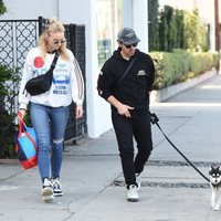 Joe Jonas y Sophie Turner paseando con su perrito por West Hollywood
